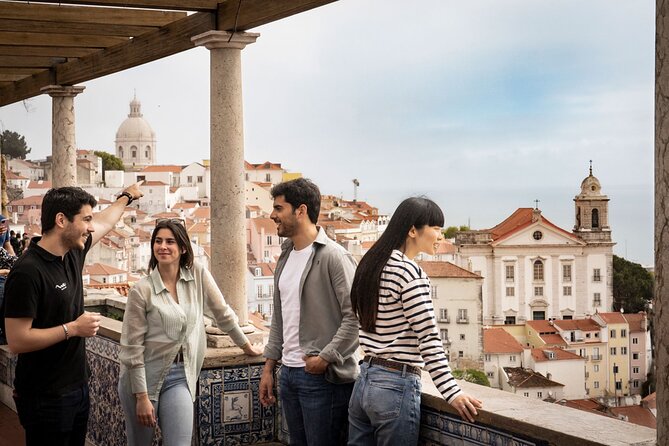 360º Lisbon: Helicopter Flight, Boat Trip and Old Town Walking - Guides, group size, and the pace of the day