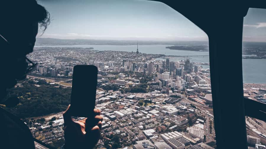 Auckland: 36 min scenic helicopter flight - Coast to Coast - The change from wild coast to central Auckland