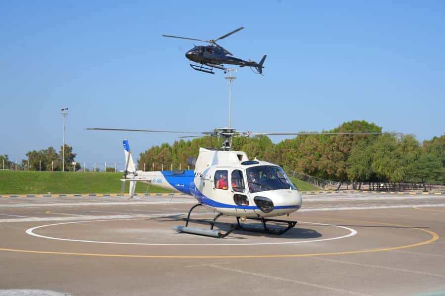 Dubai: 30-Minute Scenic Helicopter Tour - Choosing your seat and getting better photographs