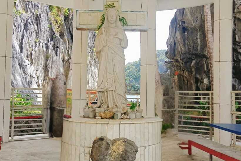 El Nido: Tour C to Hidden Beach, Helicopter Island & More - Picnic lunch on the beach