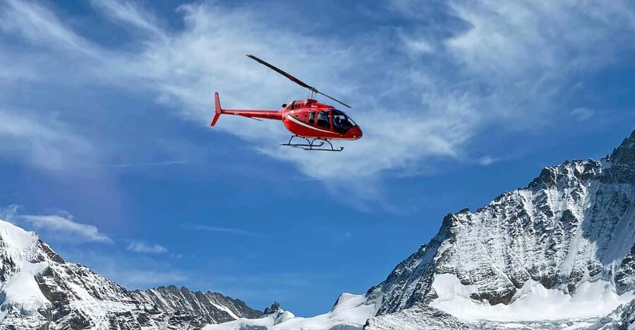 Exclusive helicopter-tour for 4 people to the Swiss Alps - The 42-minute route through the Alps