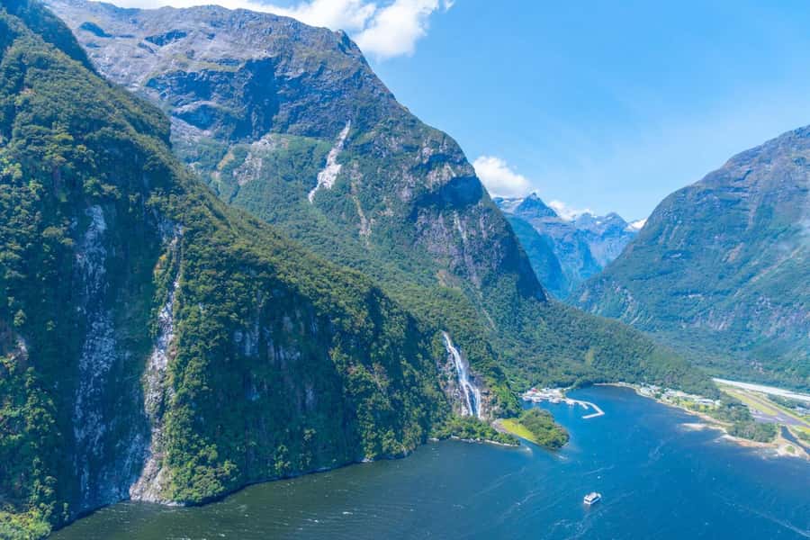 Glenorchy Helicopter Tour | Alpine Lakes & Fiordland - Sutherland Falls and the Milford Track from above