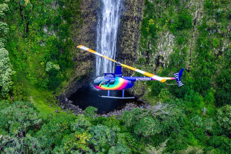 Kailua-Kona: Kohala, Volcanoes and Waterfall Helicopter Tour - Kailua Bay, Mauna Loa, and the first volcanic views