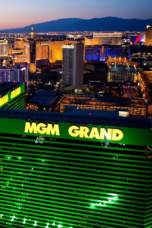 Las Vegas: Nighttime Helicopter Flight over the Strip - From the heliport to the Strip