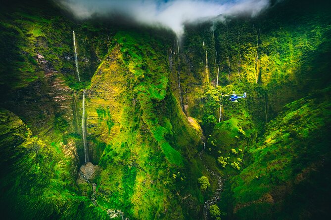 Maui & Molokai Spectacular with Exclusive Landing Helicopter Tour - Why this helicopter route earns its high price