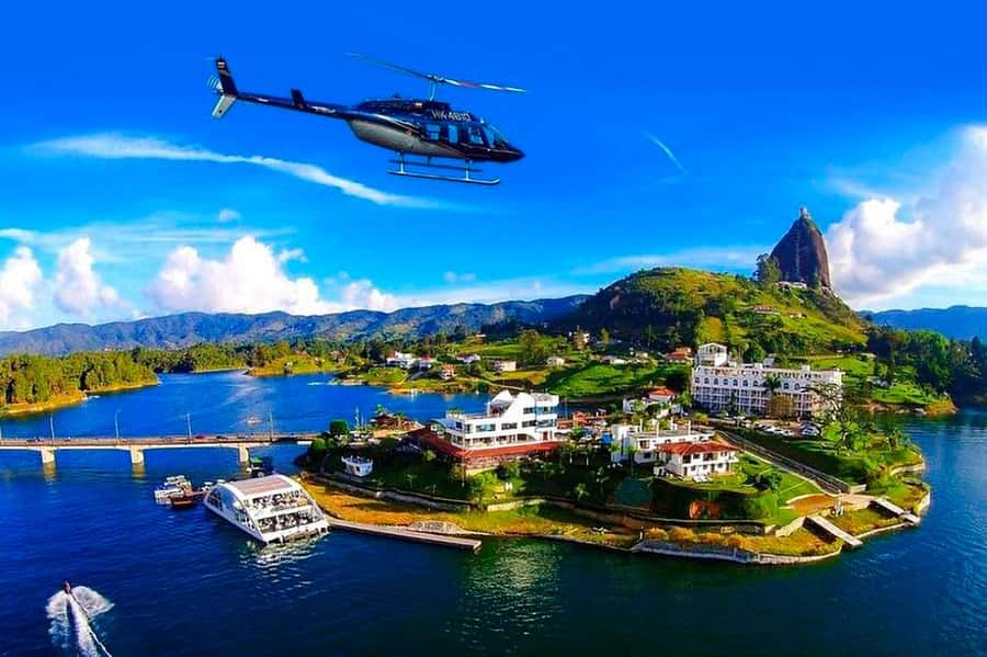 Medellín: Guatapé Private Tour with Helicopter & Boat Ride - The early ride from Medellín