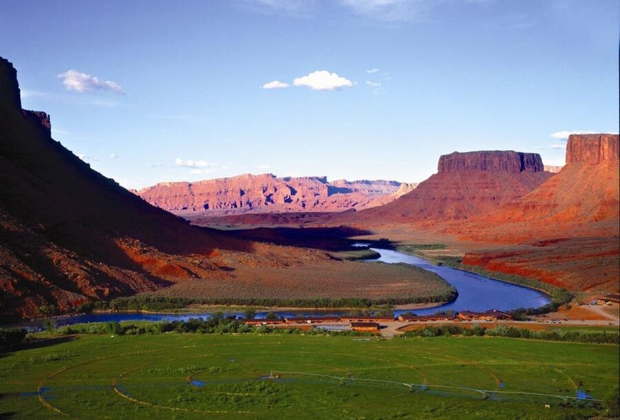Moab: Backcountry Arches Helicopter Tour - Determination Towers and Gemini Bridges come first