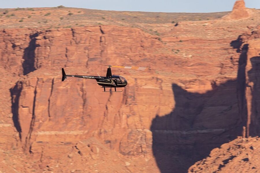 Moab: Grand Helicopter Tour - From Canyonlands Field to Gemini Bridges