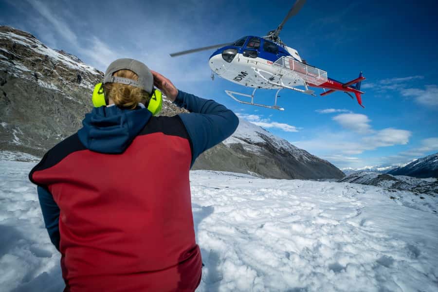 Mount Cook: 3 Hour Heli Hike to the Tasman Glacier - The return flight past Aoraki and the Hochstetter Icefall
