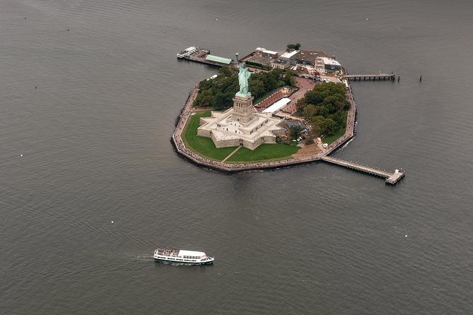 New York City Grand Island Helicopter Tour - The return past bridges and riverfront landmarks
