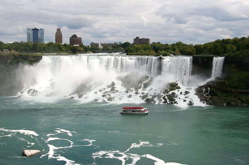 Niagara Falls, ON: Helicopter Ride with Boat & Skylon Lunch - The boat brings you into the spray