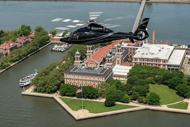 NY Helicopter Tour: Manhattan & Brooklyn (Heliport Fees Incl.) - The Statue of Liberty and New York Harbor