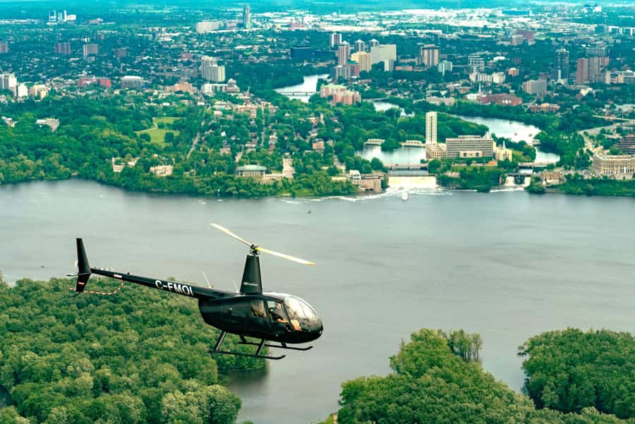 Ottawa: Panoramic helicopter flight (Gatineau Park + downtown) - Key points at a glance