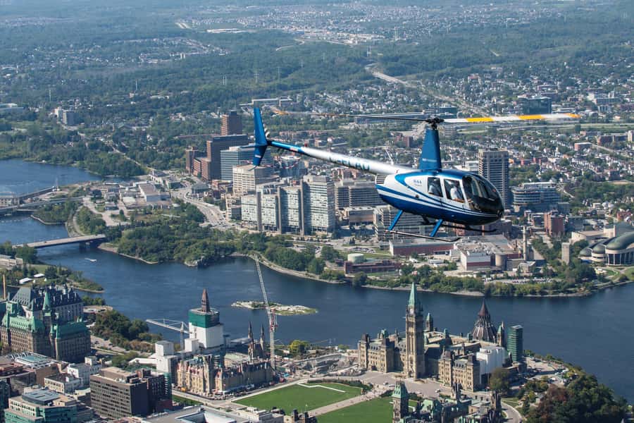 Ottawa: Panoramic helicopter flight (Gatineau Park + downtown) - Taking off from Rockcliffe Airport