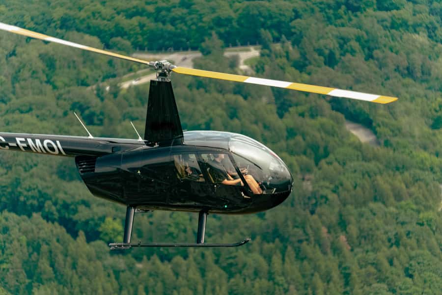Ottawa: Panoramic helicopter flight (Gatineau Park + downtown) - Ottawa’s landmarks from above
