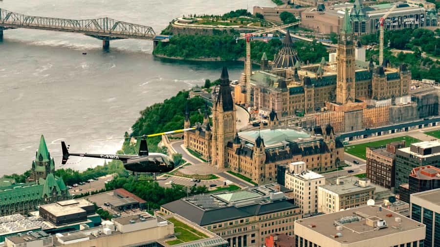 Ottawa: Panoramic helicopter flight (Gatineau Park + downtown) - What the flight feels like in practice