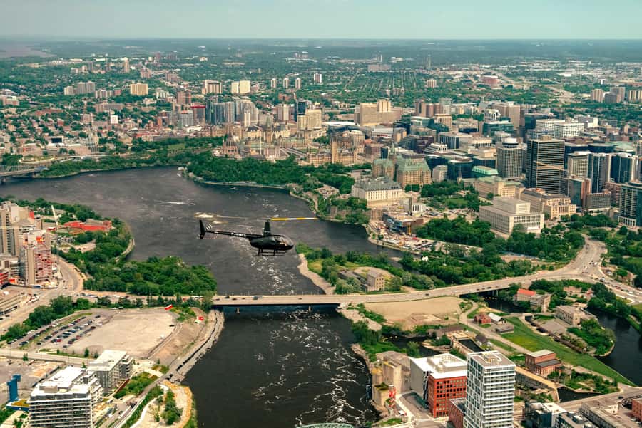 Ottawa: Panoramic helicopter flight (Gatineau Park + downtown) - Who should book this Ottawa flight