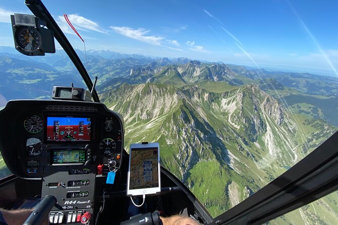 Private helicopter tour to Jura and Seeland - a beautiful sightseeing flight - Neuchâtel and the dark-blue lake