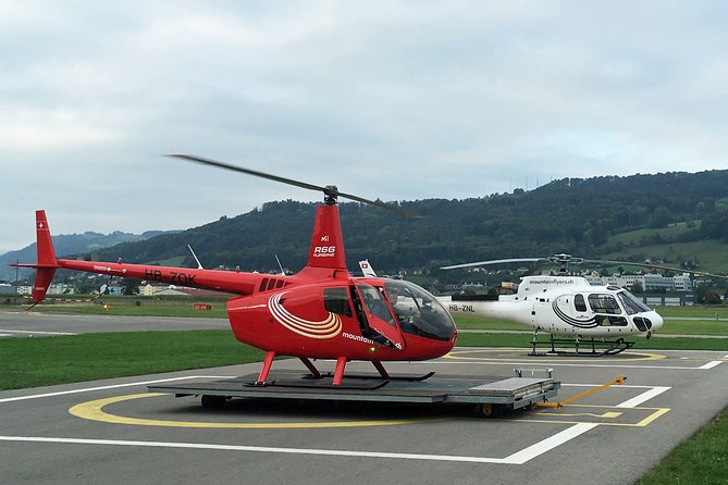 Private helicopter tour to Jura and Seeland - a beautiful sightseeing flight - Bern from above starts the story