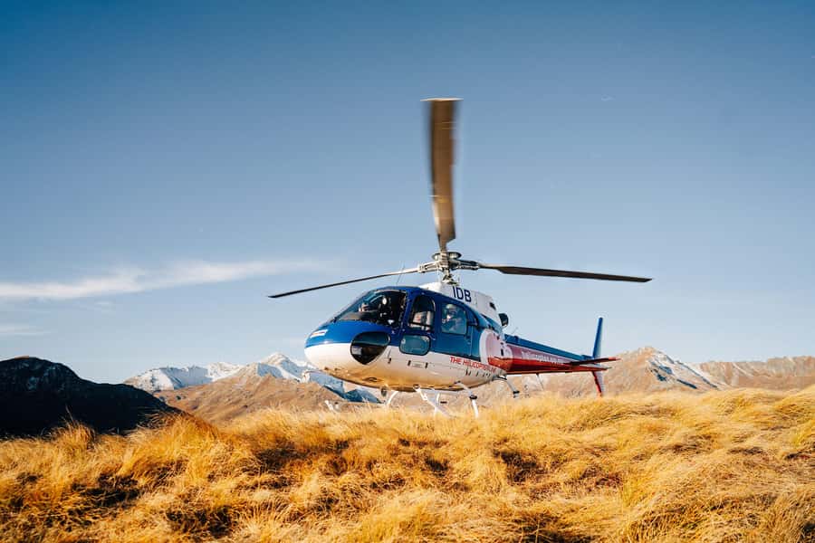 Queenstown: Pilot's Choice Helicopter Tour & Alpine Landing - Seven minutes back over Queenstown