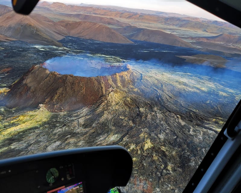 Reykjavik: 45-Minute Volcano Sightseeing Helicopter Tour - Bessastaðir on the return flight