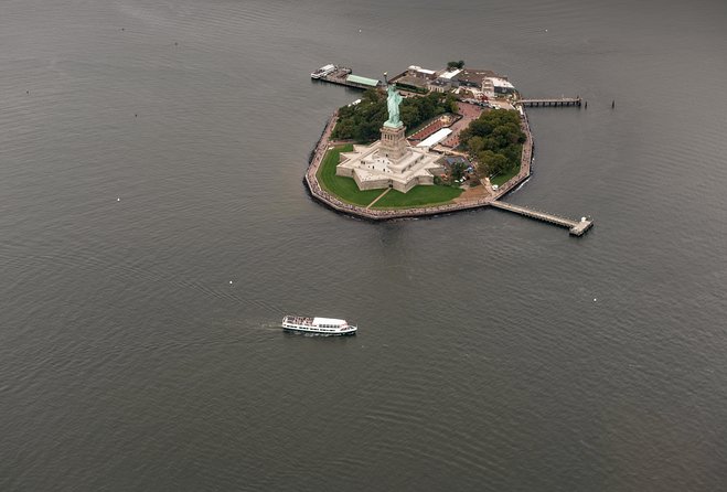 The Manhattan Helicopter Tour of New York - Lower Manhattan, the Statue of Liberty, and Ellis Island