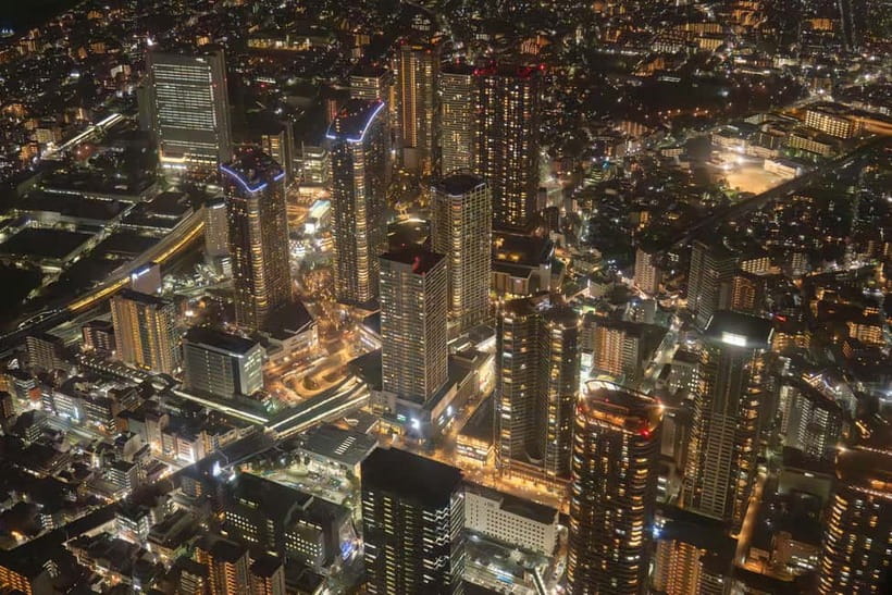 Tokyo: Skytree and Tokyo Tower Helicopter Tour - Flying toward Tokyo Tower and Tokyo Bay