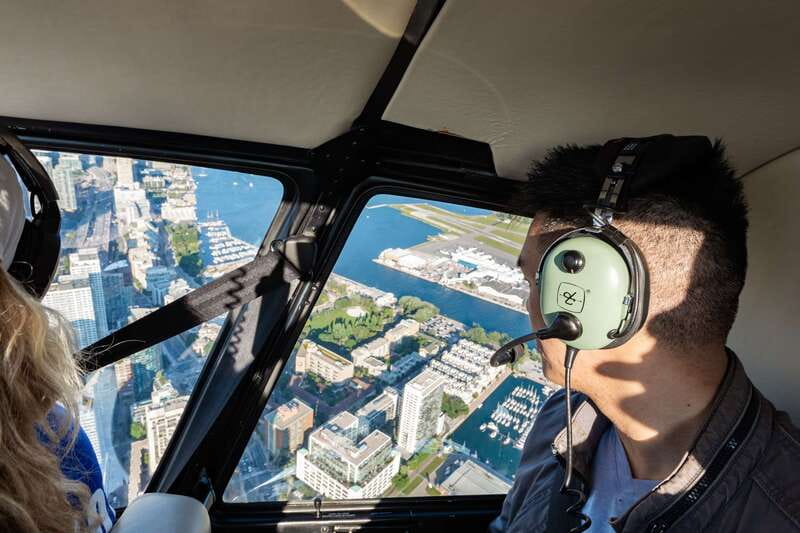 Toronto: City Sightseeing Helicopter Tour - Staff, safety, and the small-cabin experience